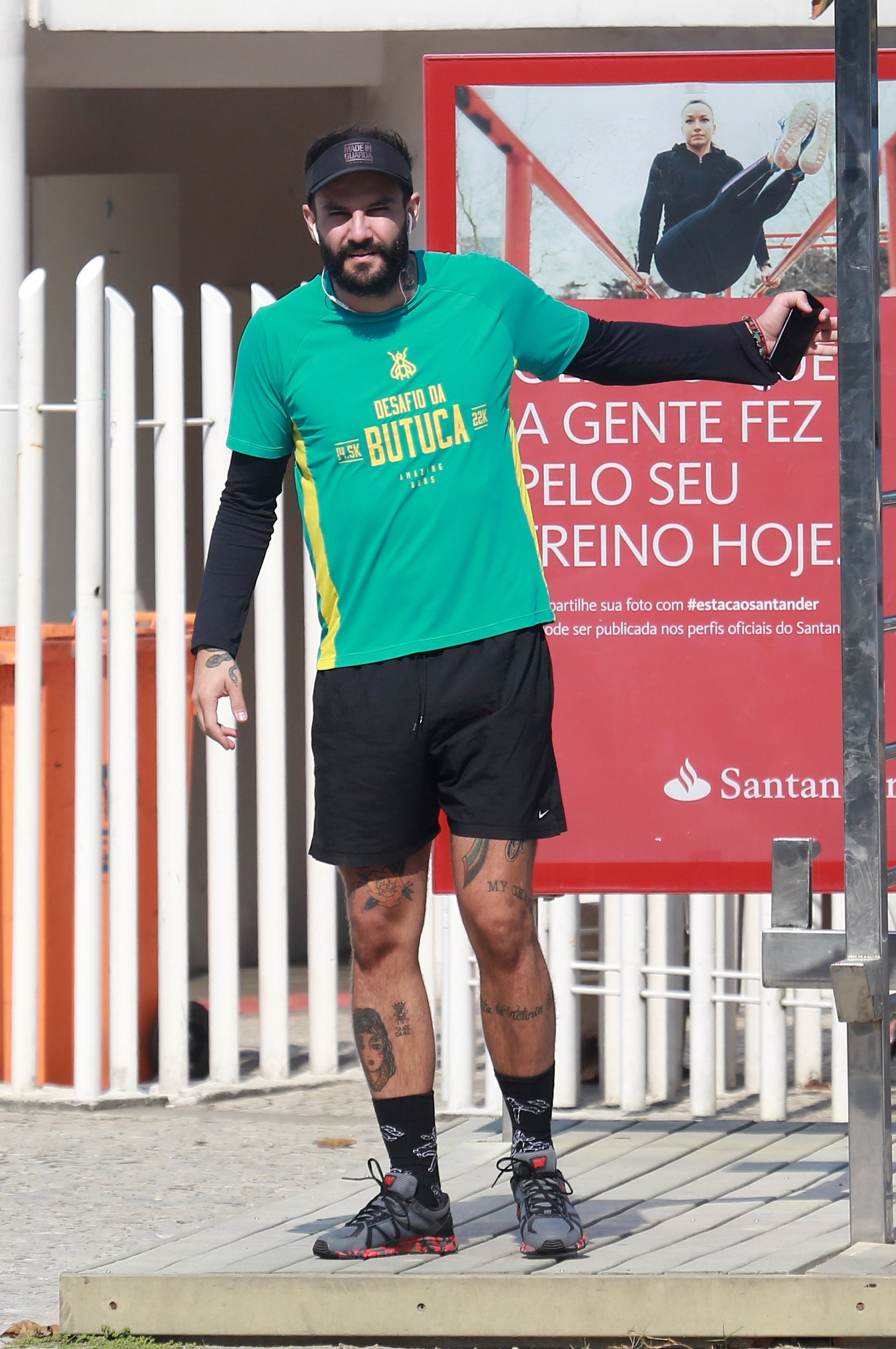 Ex-BBB Wagner aproveita dia de sol para correr no Rio