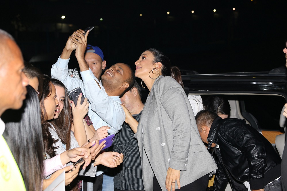 Antes de participar do show do cantor, Ivete Sangalo tirou fotos com os fãs