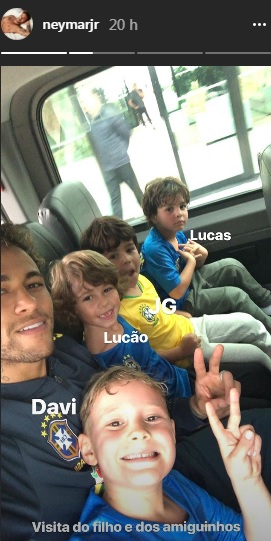 Neymar Jr. recebe visita do filho e amiguinhos, na Granja Comary