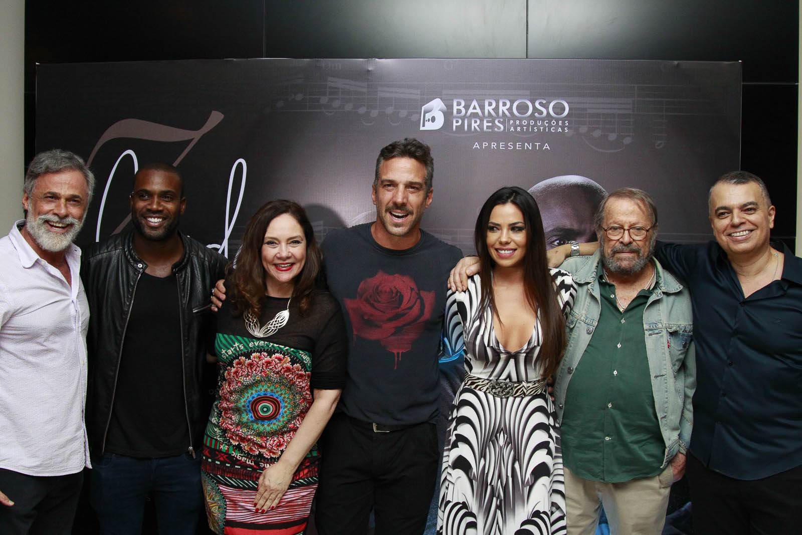 Rafael Zulu recebe o carinho de famosos em noite de estreia, no Rio de Janeiro