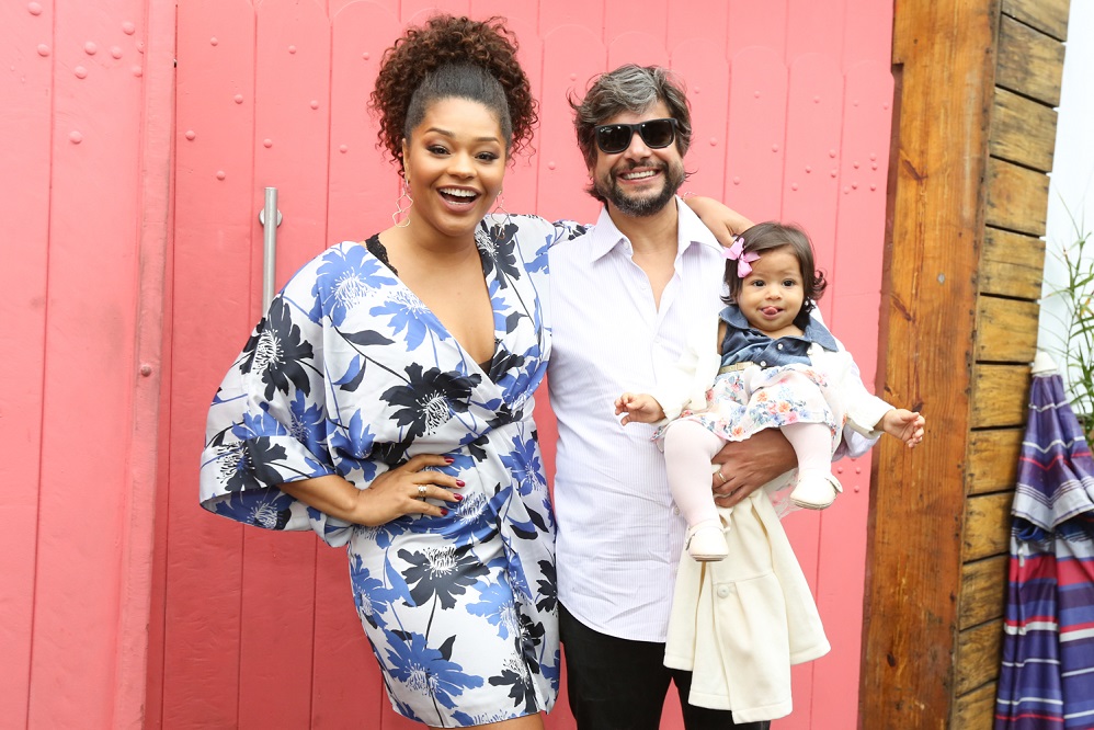 Juliana Alves com o marido, Ernani Nunes, e a filha do casal, Yolanda