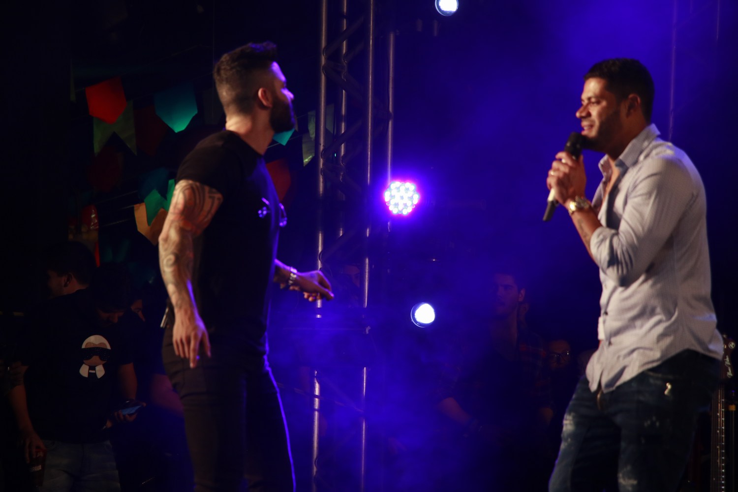 Hulk e Gustavo Lima no palco do Parque Ana Carranca