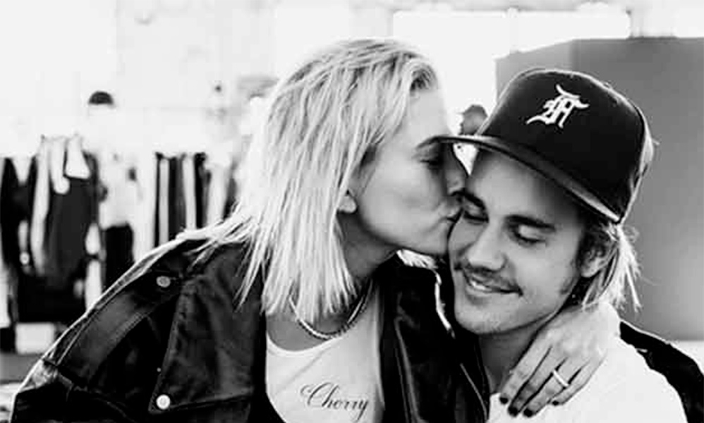 Justin Bieber e Hailey Baldwin: beijo na bochecha