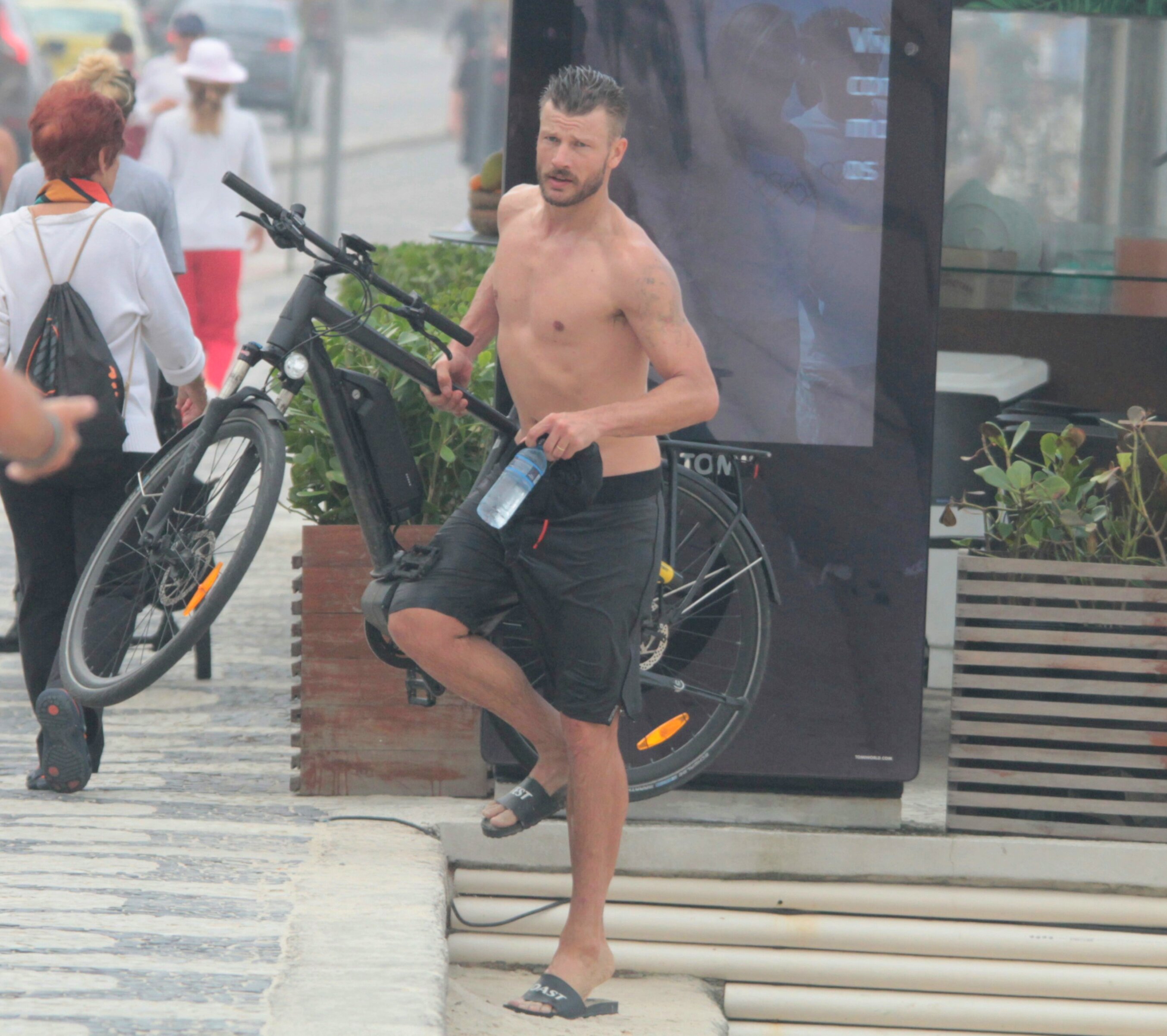 Sem camisa, Rodrigo Hilbert curte passeio de bicicleta