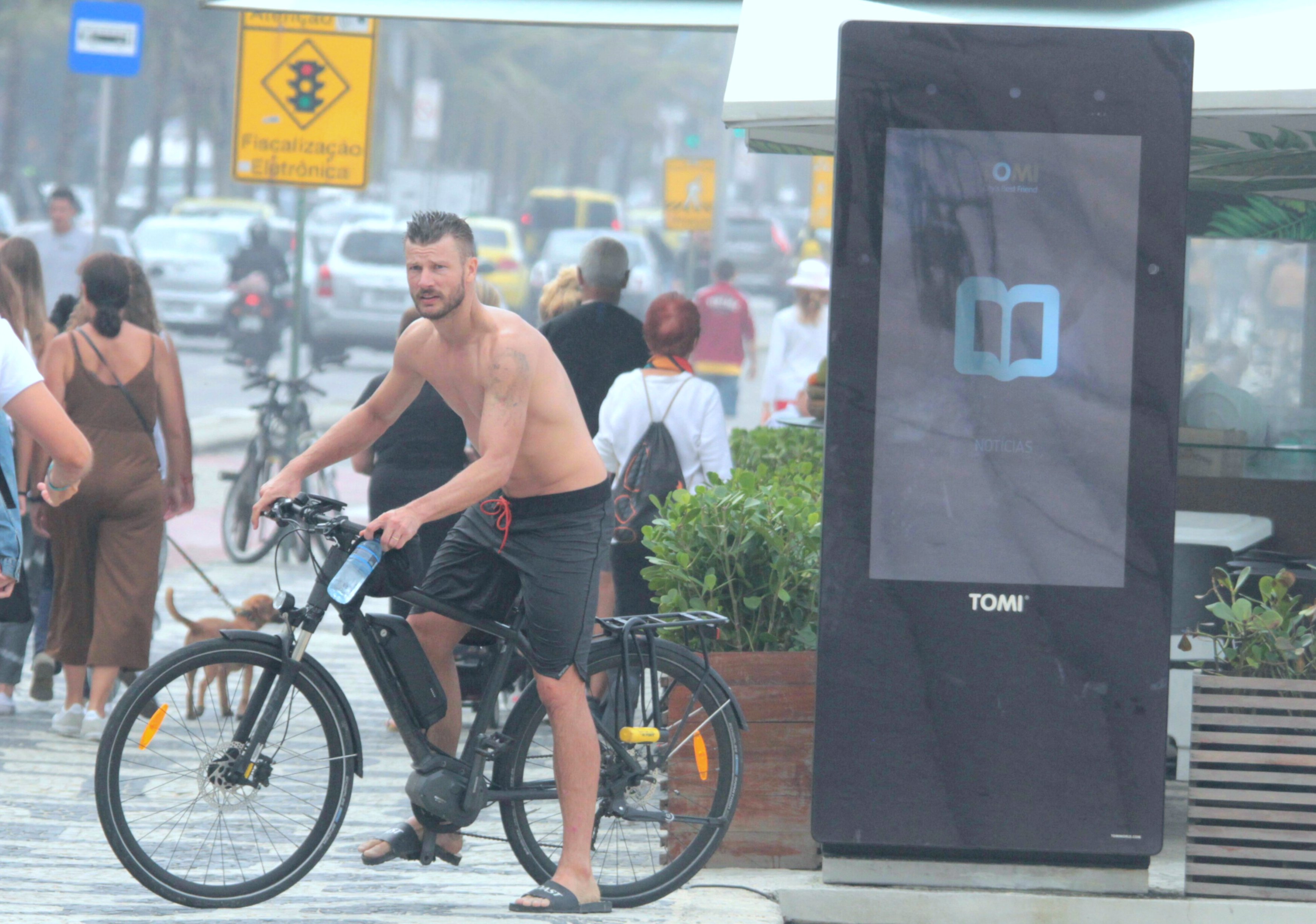 Sem camisa, Rodrigo Hilbert curte passeio de bicicleta
