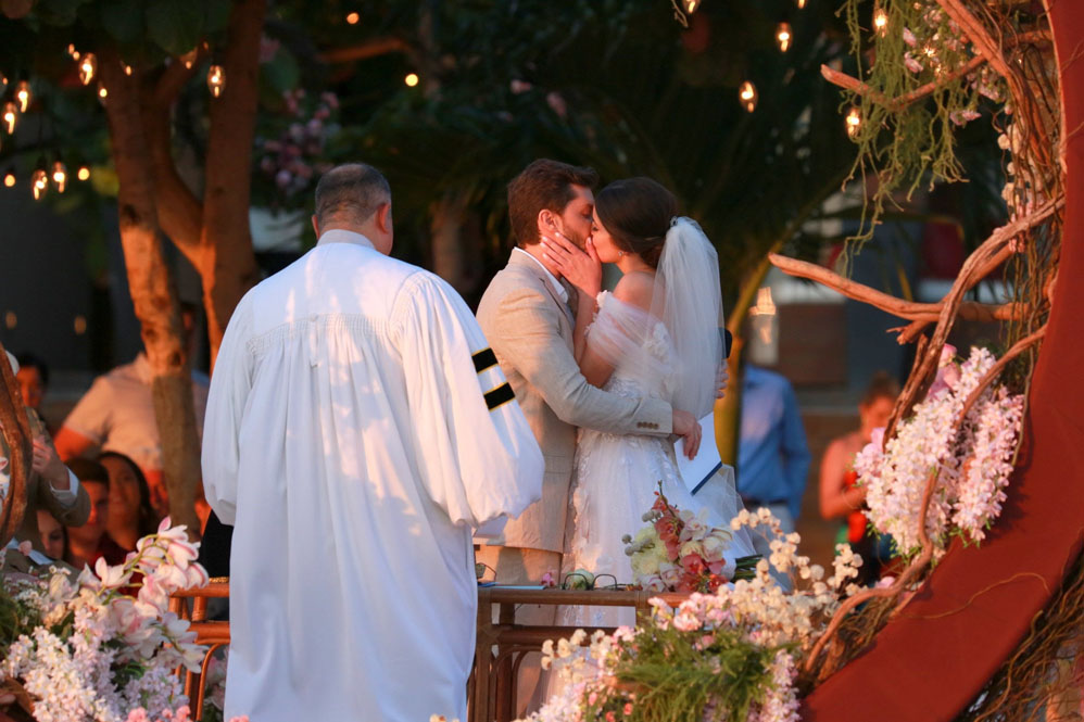 Veja mais fotos do casamento romântico de Klebber Toledo e Camila Queiroz