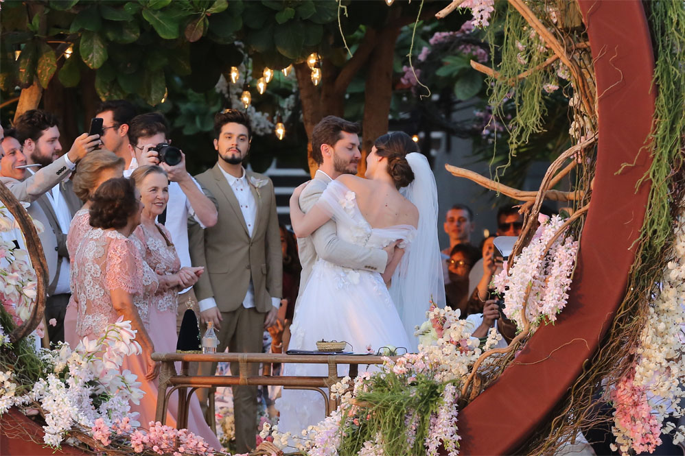 Veja mais fotos do casamento romântico de Klebber Toledo e Camila Queiroz