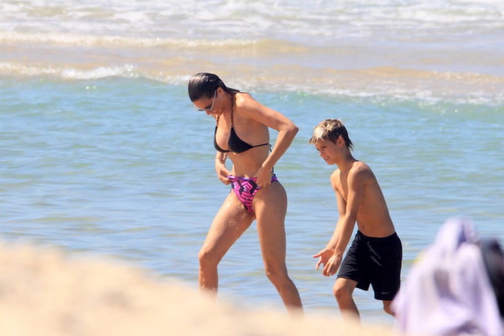 Fernanda Lima aposta em biquíni em dia de praia