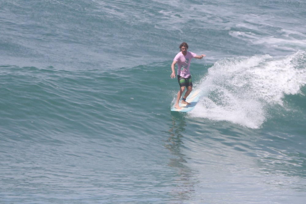 Klebber Toledo e Rafael Vitti fazem manobras no surfe
