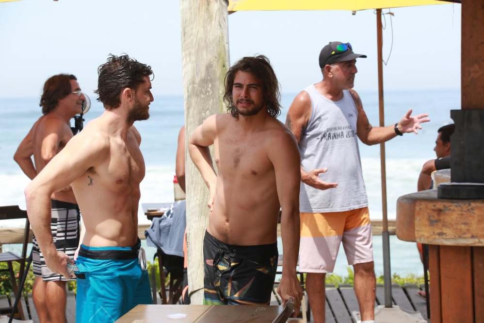 Klebber Toledo e Rafael Vitti fazem manobras no surfe