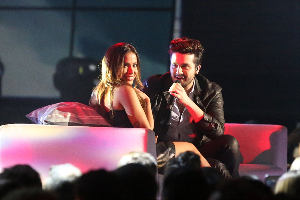 Anitta faz charminho para a plateia durante canção romântica de Luan Santana
