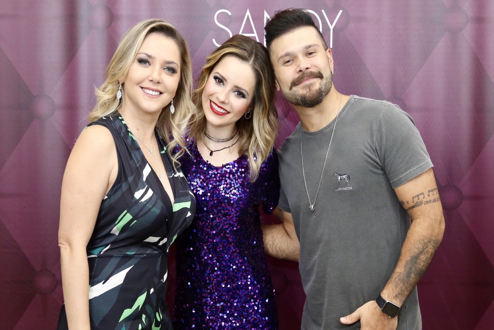 Sandy, Marcos (da dupla com Belutti) e sua esposa, Lu Marchioto