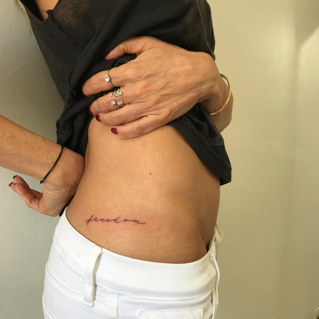 Luciana Gimenez mostrou o resultado de sua mais recente tatuagem 