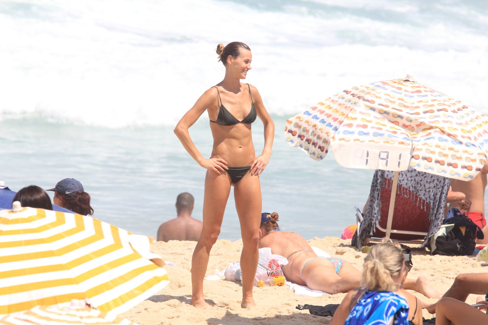 Renata Kuerten mostra boa forma em praia de Ipanema