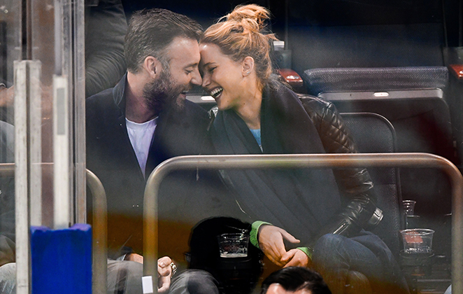 Jennifer Lawrence beija muito o namorado em jogo de hockey