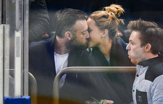 Jennifer Lawrence beija muito o namorado em jogo de hockey