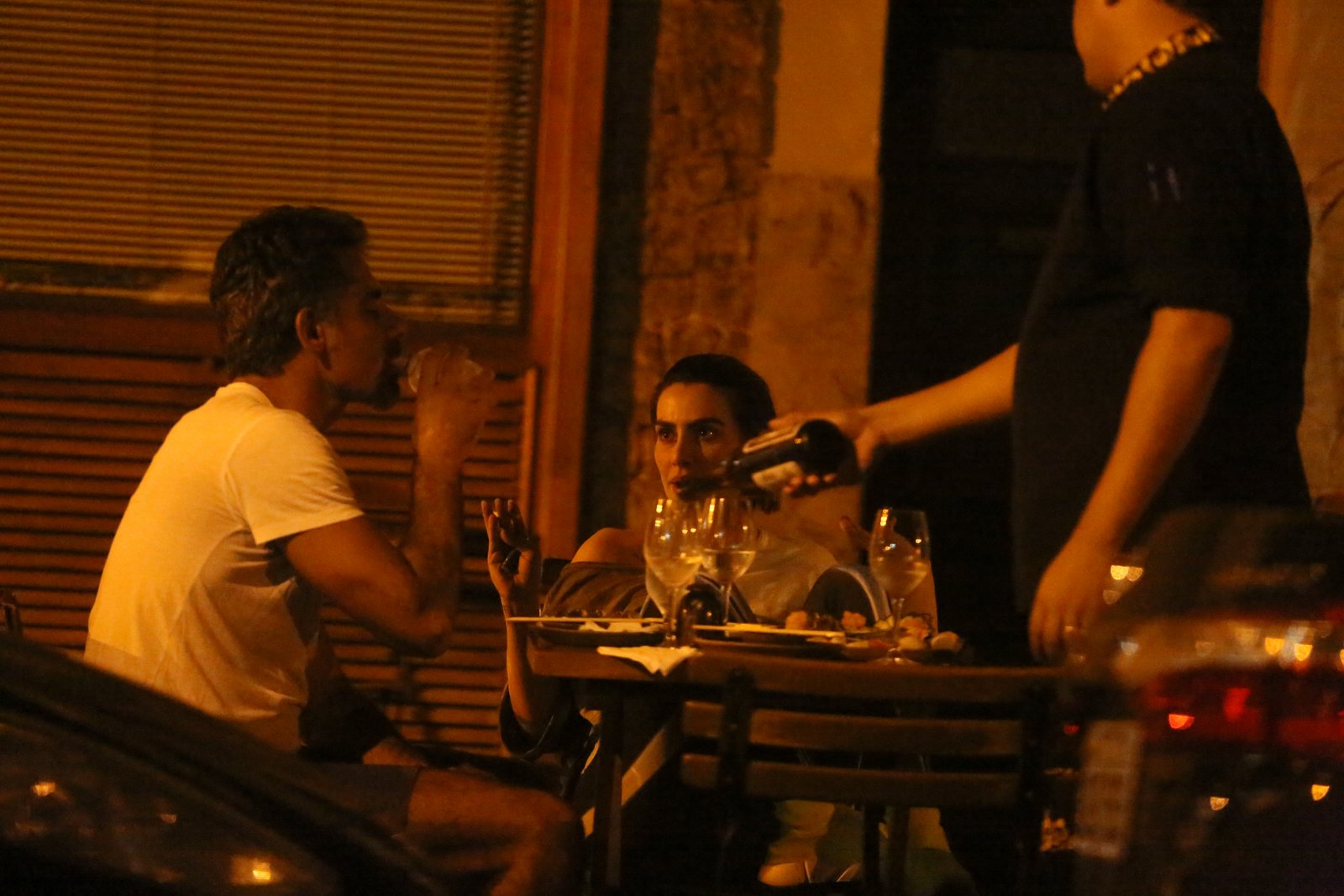 Cleo curte barzinho com homem misterioso no Rio