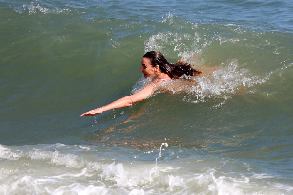 Mônica Martelli se joga no mar do Rio de Janeiro