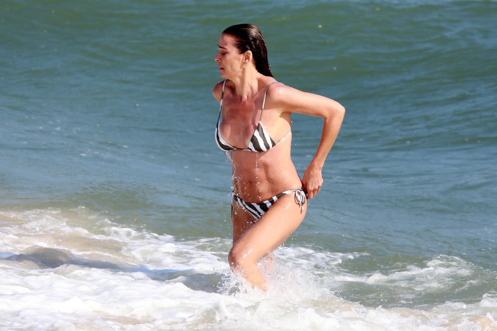 Mônica Martelli se joga no mar do Rio de Janeiro
