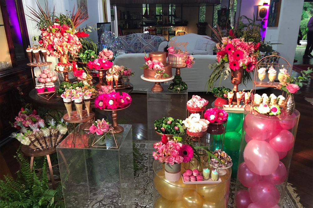 Alcione comemora 71 anos com festa verde e rosa