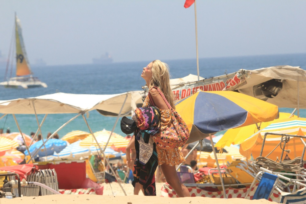 Yasmin Brunet coloca o corpão para jogo em praia