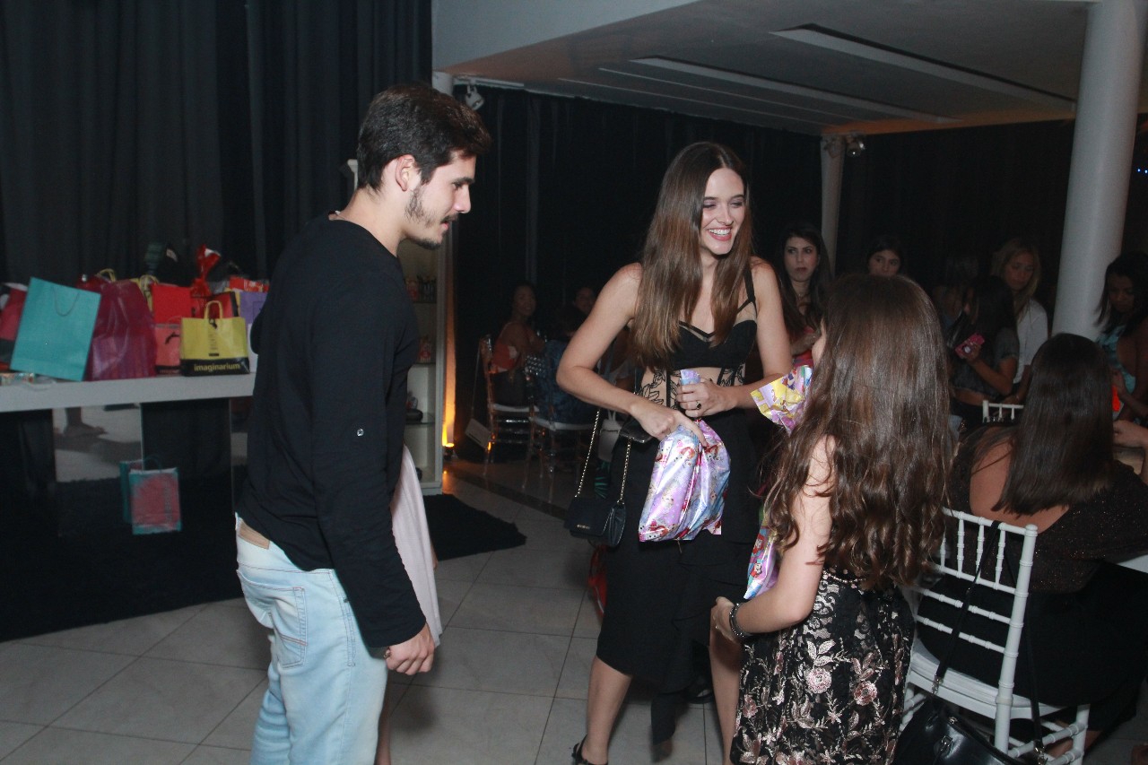 Nicolas Prattes e Juliana Paiva celebram festa amiga no RJ