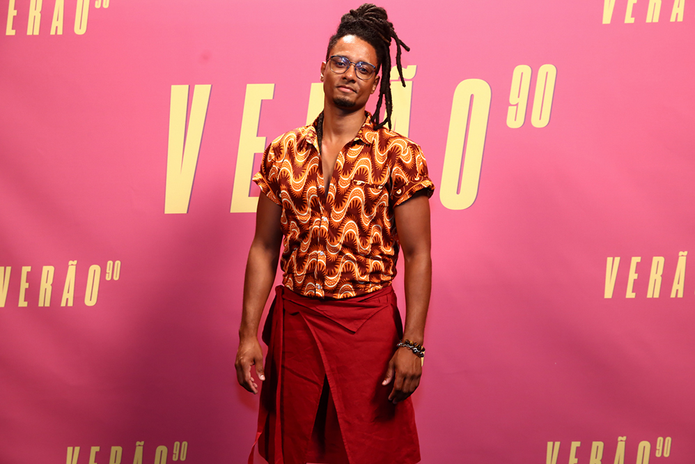 Já o estreante Orlando Caldeira esbanjou estilo apostando em uma saia vermelha e uma camisa com estampas étnicas