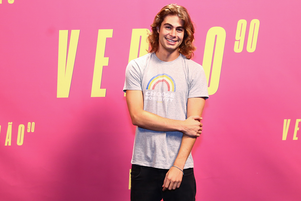 Rafael Vitti escolheu uma camiseta com estampa de arco-íris