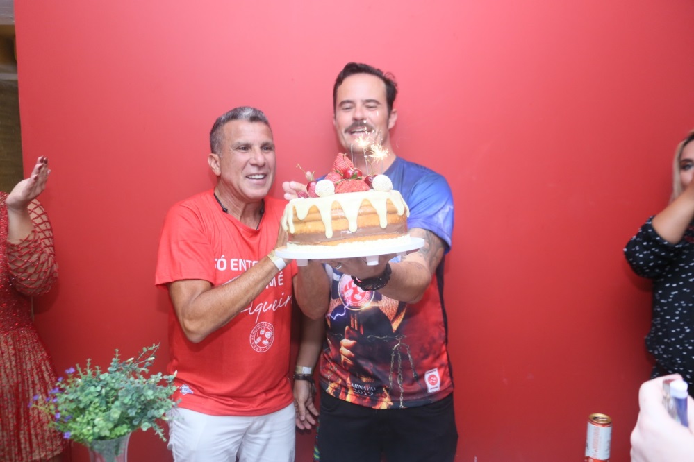 Paulo Vilhena ganha bolo de aniversário no Salgueiro