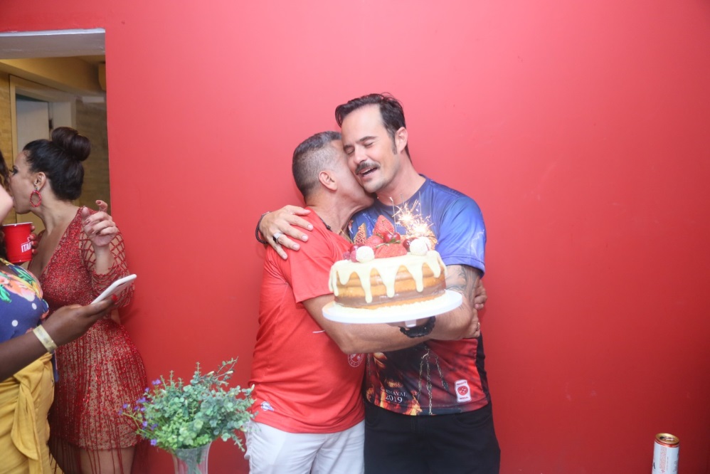 Paulo Vilhena ganha bolo de aniversário no Salgueiro