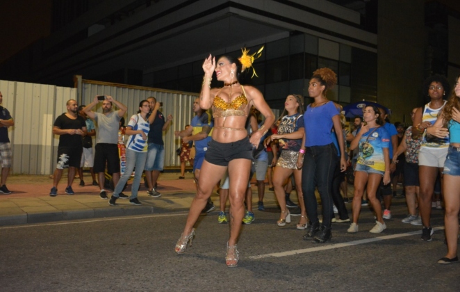 Ana Paula Evangelista exibe corpo de tirar o fôlego para o Carnaval 