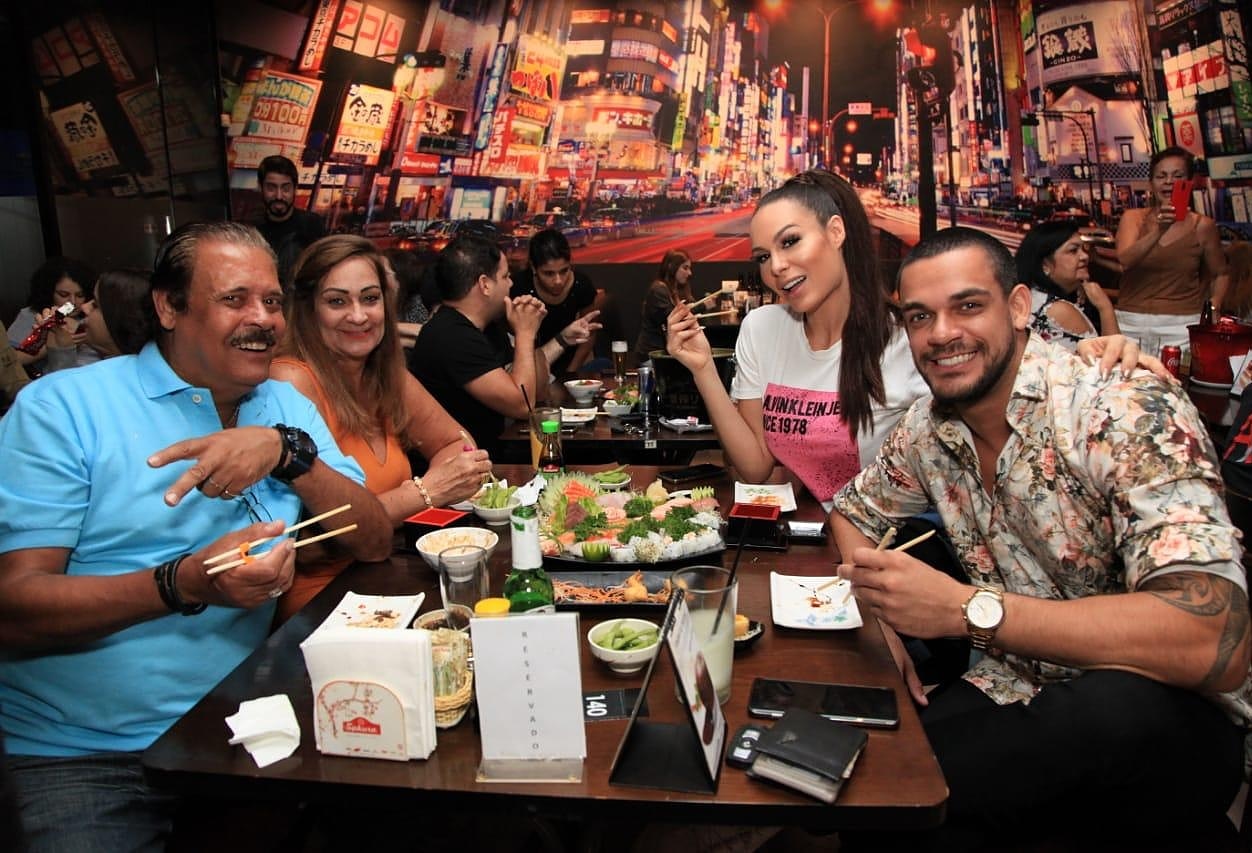 Caique Aguiar e Fernanda Lacerda foram a um restaurante japonês