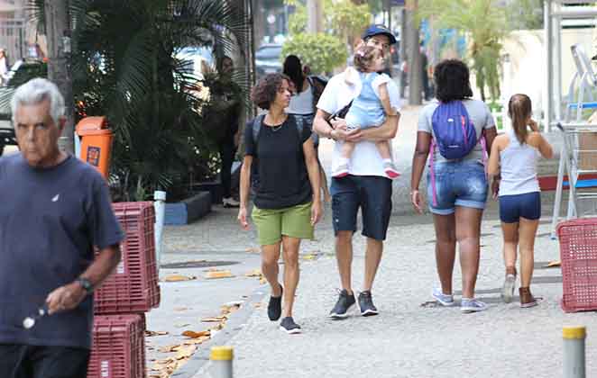 José Loreto curte folga passeando com a filha pelo Rio