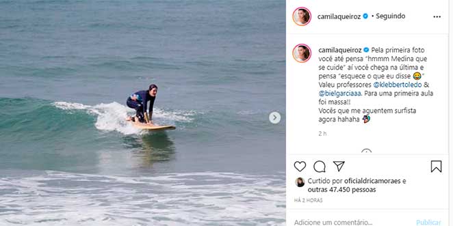 Camila Queiroz mostrou no Instagram momentos na qual aprendeu a surfar com Klebber Toledo