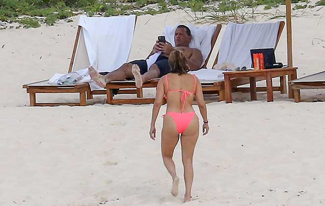 Jennifer Lopez curte praia com o noivo Alex Rodriguez