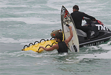 Cauã Reymond pega onda com a ajuda de um jet-ski. Veja as fotos! - 