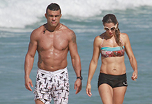 Casal Joana Prado e Vítor Belfort mostra a ótima forma na Barra da Tijuca. Veja as fotos! - 