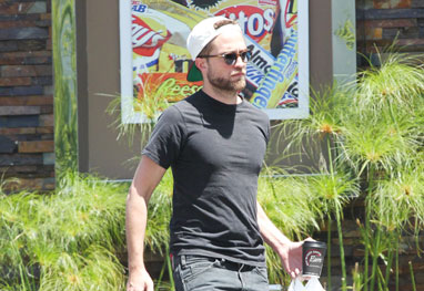 Robert Pattinson é visto comprando guloseimas para Kristen Stewart - Grosby Group