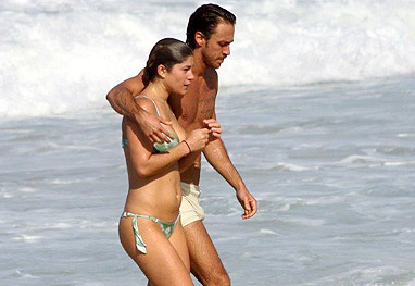 Priscila Fantin aproveita domingo de sol na praia com o marido - Ag.News