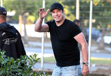 John Travolta mostra o bom humor ao embarcar em helicóptero no Rio - Ag.News