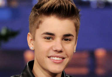 Justin Bieber cospe na cara de DJ em clube noturno - Getty Images