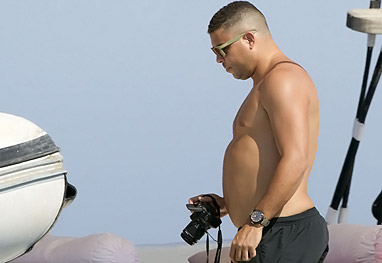Ronaldo volta a ganhar peso e exibe barrigão em praia de Ibiza - Grosby Group