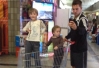 Amaury Nunes leva os filhos de Danielle Winits para o supermercado - 