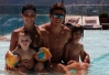 Danielle Winits curte piscina com os filhos e o namorado - 