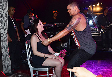 Naldo sensualiza com fã no palco de show em São Paulo - Ag.News