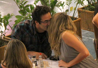 Luciano Szafir e a namorada trocam beijinhos em restaurante  - AgNews