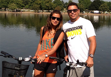 Ronaldo curte passeio de bike com a namorada em Londres - Reprodução