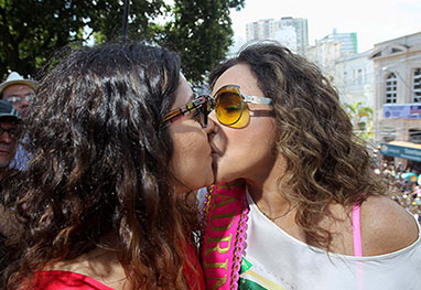 Daniela Mercury beija sua amada Malu em parada gay da Bahia - Raul Spinassé/A Tarde/Futura Press