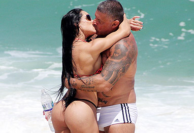 Alexandre Frota troca beijos quentes com a mulher em manhã na praia - Ag.News