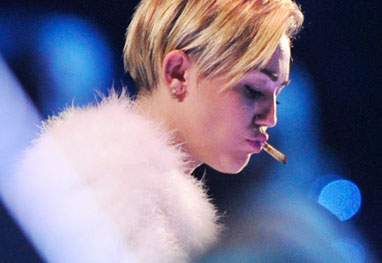 Miley Cyrus fuma cigarro suspeito no palco, em Amsterdã - Getty Images